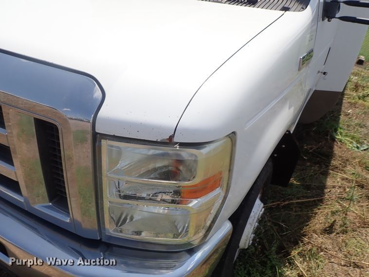 image for item DI4523 2011 Ford E450 Super Duty  shuttle bus