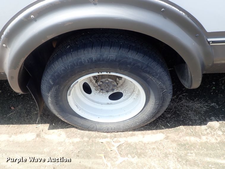 image for item DI4523 2011 Ford E450 Super Duty  shuttle bus