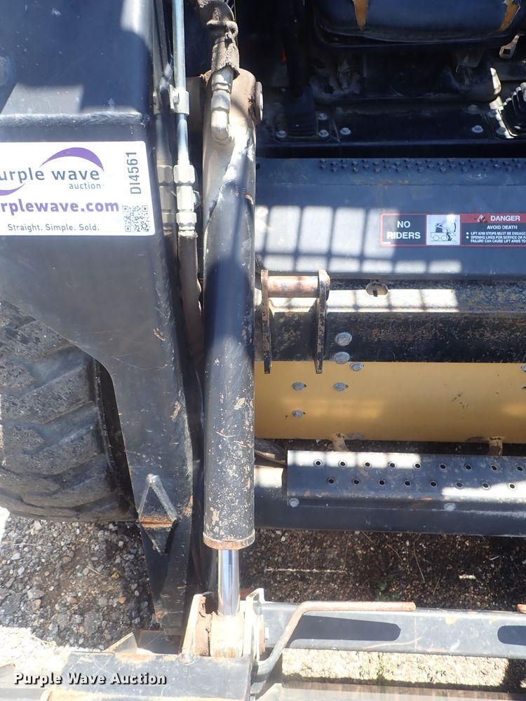 image for item DI4561 1999 New Holland LX665  skid steer loader