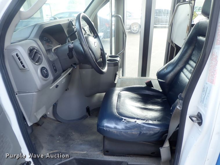 image for item DI4582 2009 Ford E450  shuttle bus