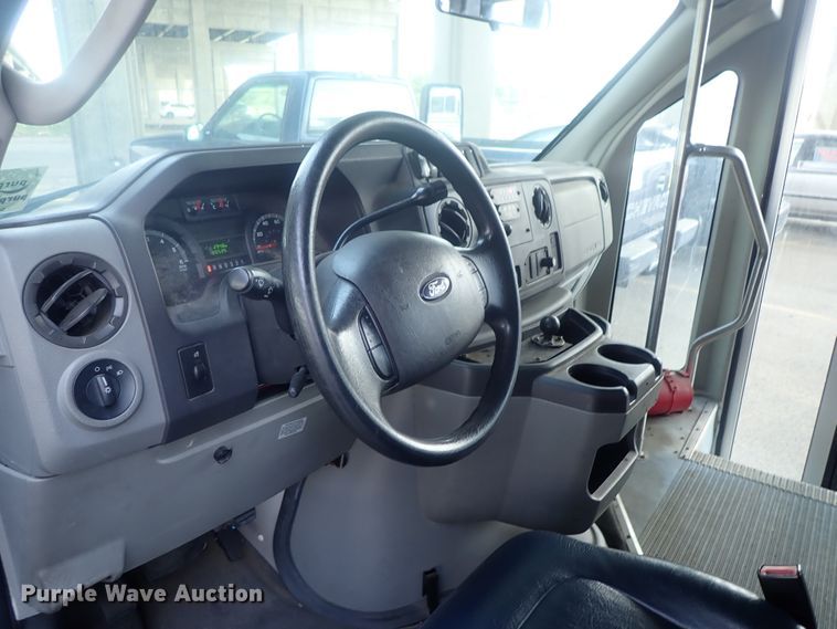 image for item DI4582 2009 Ford E450  shuttle bus