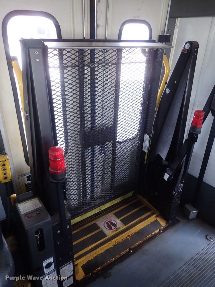 image for item DI4582 2009 Ford E450  shuttle bus