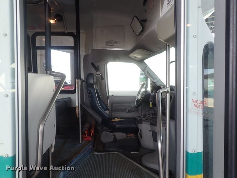 image for item DI4582 2009 Ford E450  shuttle bus