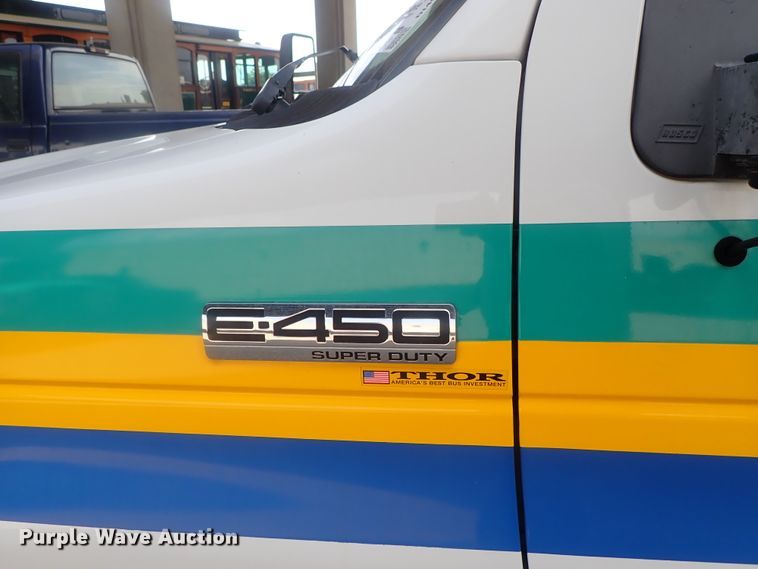 image for item DI4582 2009 Ford E450  shuttle bus