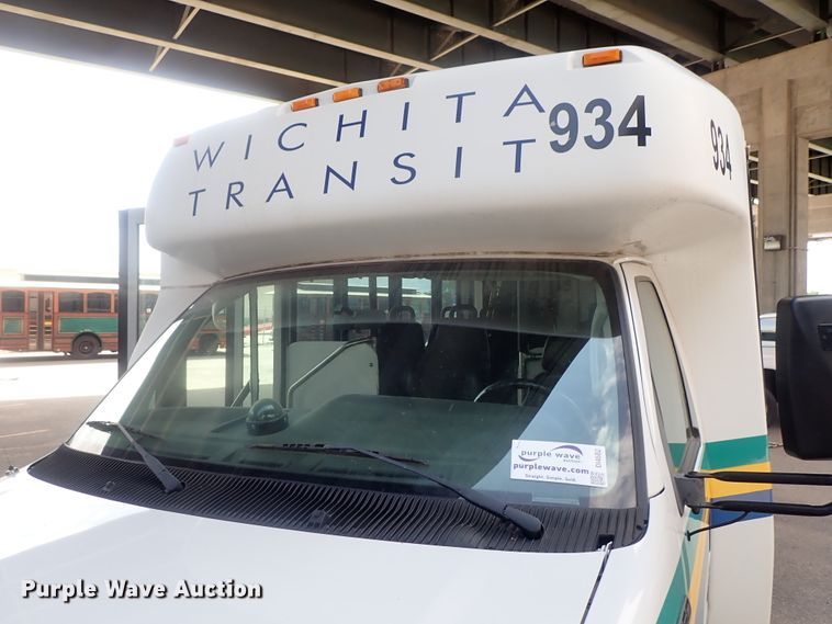 image for item DI4582 2009 Ford E450  shuttle bus