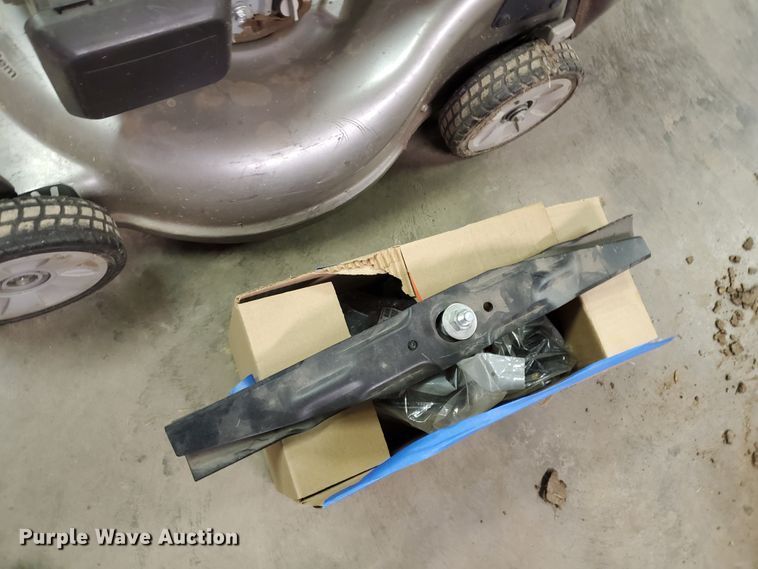 image for item DF5613 (2) Honda HRR2167PDA push mowers