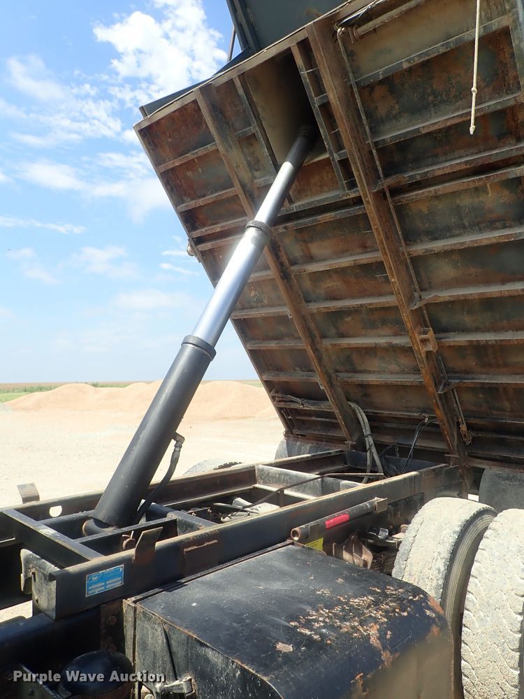 image for item DI4613 2002 International 4700  dump truck