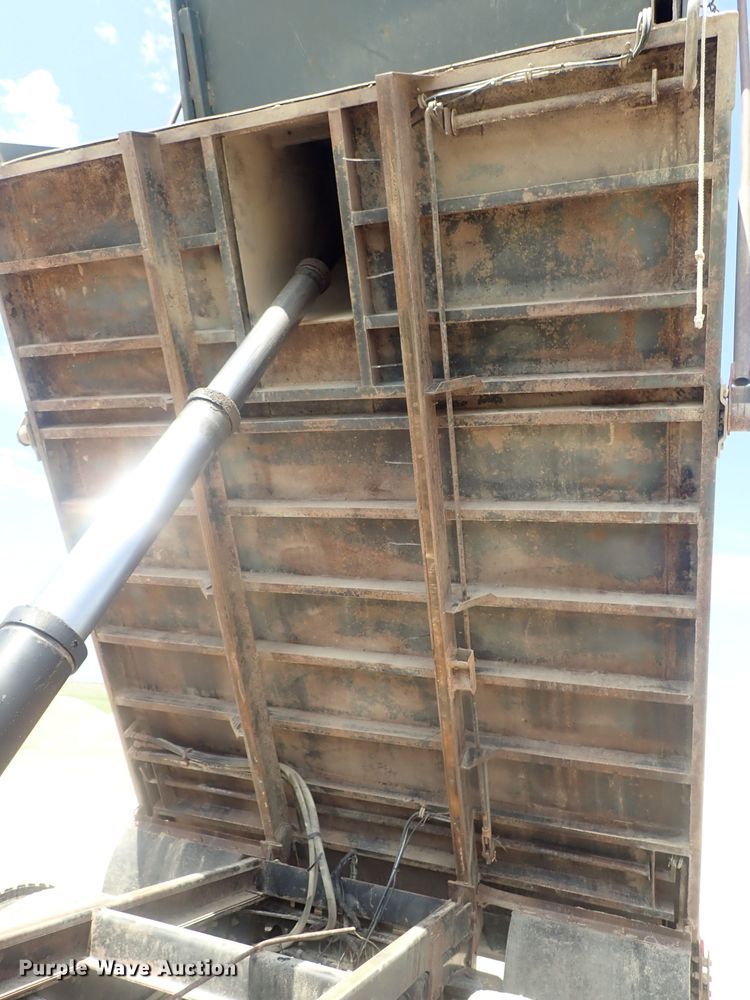 image for item DI4613 2002 International 4700  dump truck