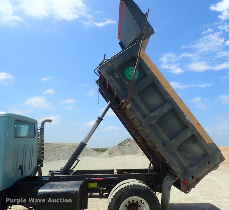 image for item DI4613 2002 International 4700  dump truck