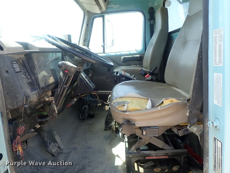 image for item DI4613 2002 International 4700  dump truck