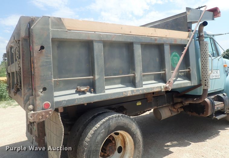 image for item DI4613 2002 International 4700  dump truck