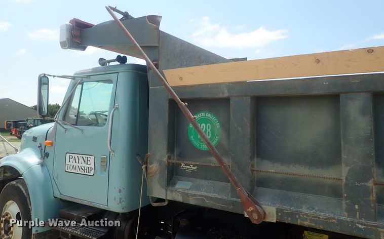 image for item DI4613 2002 International 4700  dump truck
