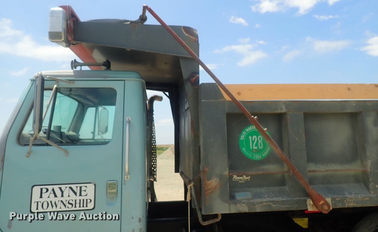 image for item DI4613 2002 International 4700  dump truck