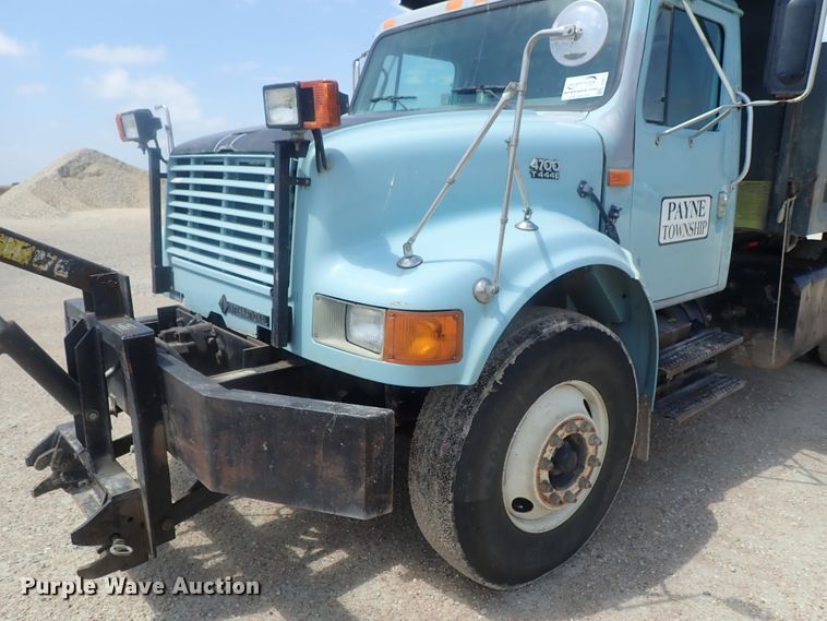 image for item DI4613 2002 International 4700  dump truck