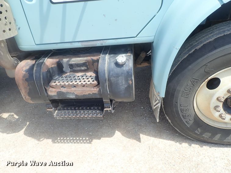 image for item DI4613 2002 International 4700  dump truck