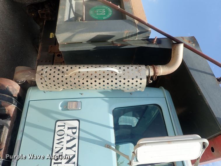 image for item DI4613 2002 International 4700  dump truck