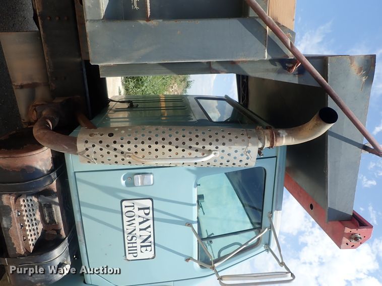 image for item DI4613 2002 International 4700  dump truck