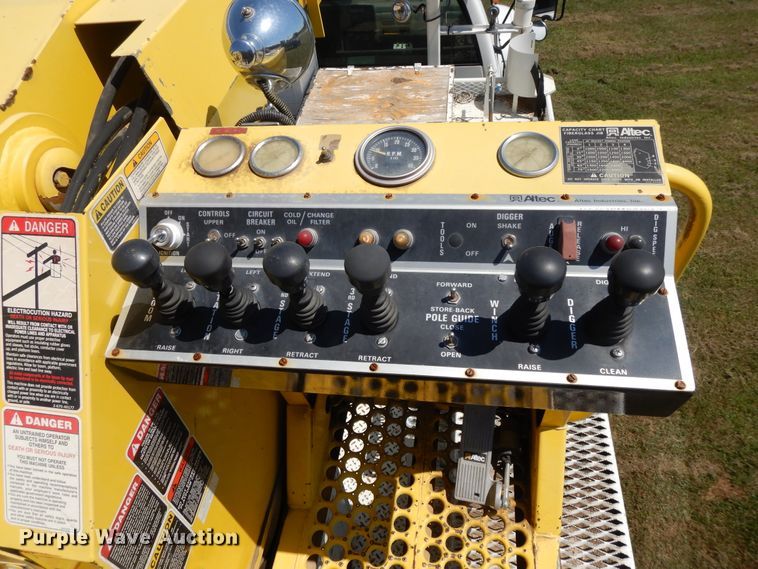 image for item DI7585 1993 Chevrolet Kodiak C6500  digger derrick truck