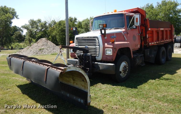 image for item DI7588 1989 Ford L8000  dump truck