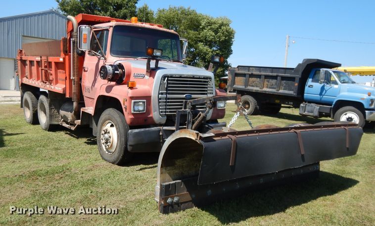 image for item DI7588 1989 Ford L8000  dump truck