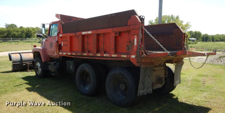 image for item DI7588 1989 Ford L8000  dump truck