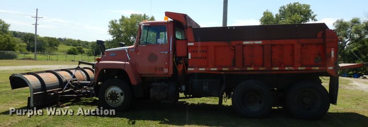 image for item DI7588 1989 Ford L8000  dump truck