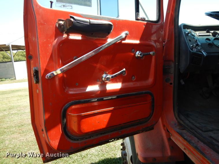 image for item DI7588 1989 Ford L8000  dump truck