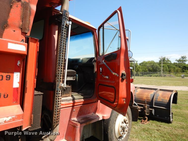 image for item DI7588 1989 Ford L8000  dump truck
