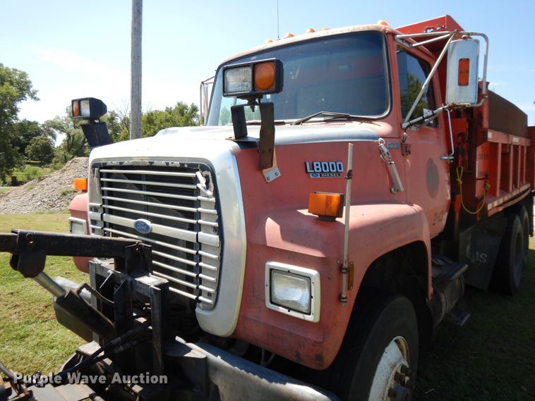 image for item DI7588 1989 Ford L8000  dump truck