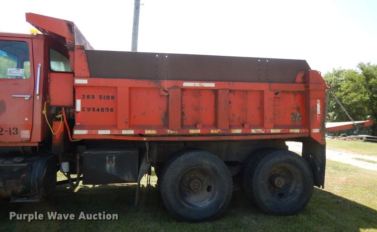 image for item DI7588 1989 Ford L8000  dump truck