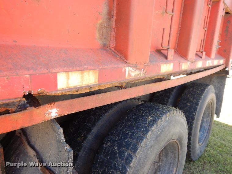 image for item DI7588 1989 Ford L8000  dump truck