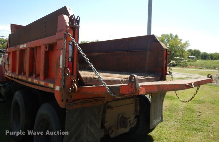 image for item DI7588 1989 Ford L8000  dump truck