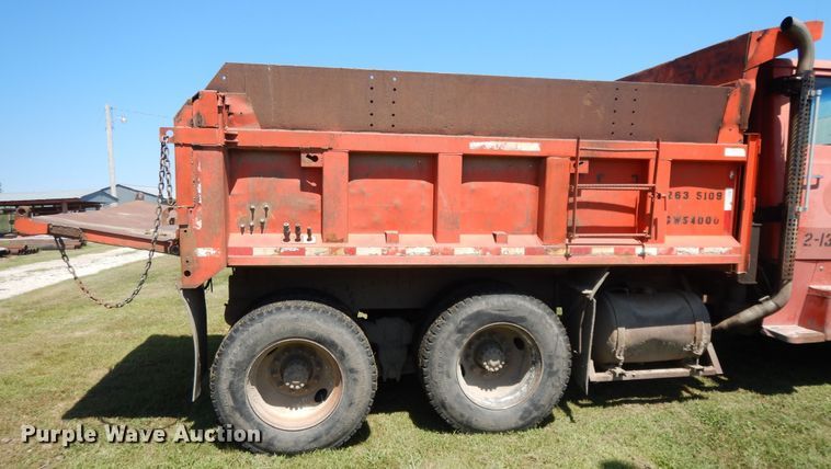 image for item DI7588 1989 Ford L8000  dump truck