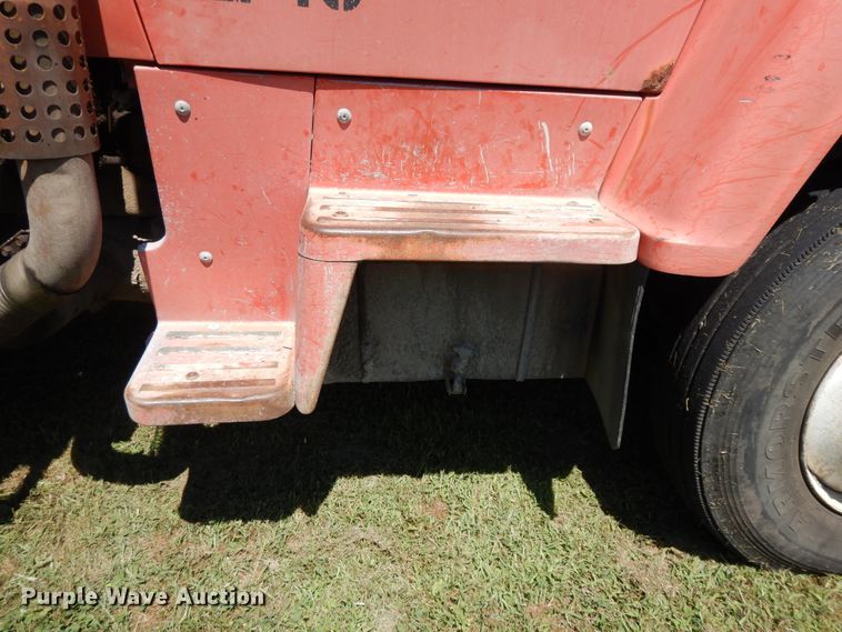 image for item DI7588 1989 Ford L8000  dump truck