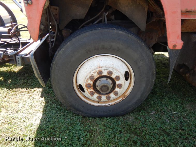 image for item DI7588 1989 Ford L8000  dump truck