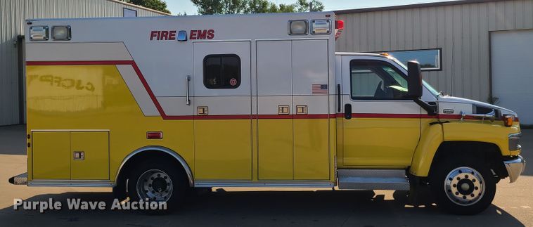 image for item GO9314 2004 GMC C4500  ambulance