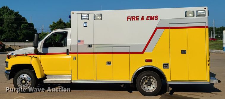 image for item GO9314 2004 GMC C4500  ambulance