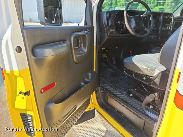 image for item GO9314 2004 GMC C4500  ambulance