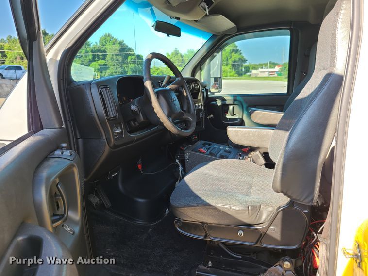 image for item GO9314 2004 GMC C4500  ambulance