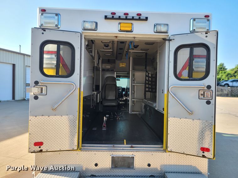 image for item GO9314 2004 GMC C4500  ambulance