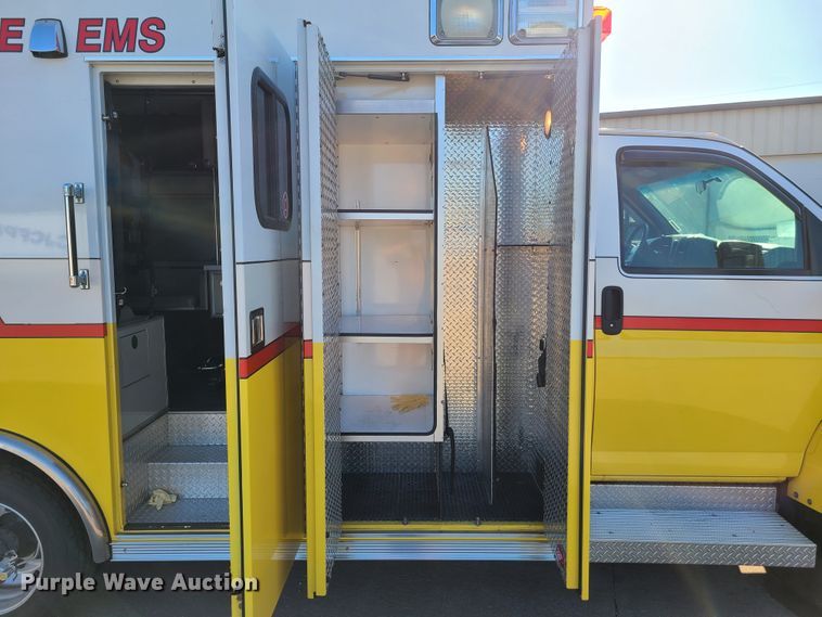 image for item GO9314 2004 GMC C4500  ambulance
