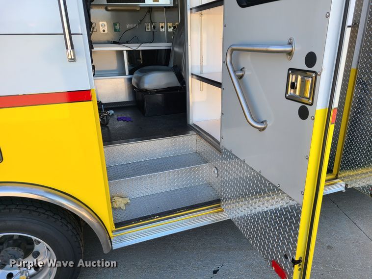 image for item GO9314 2004 GMC C4500  ambulance