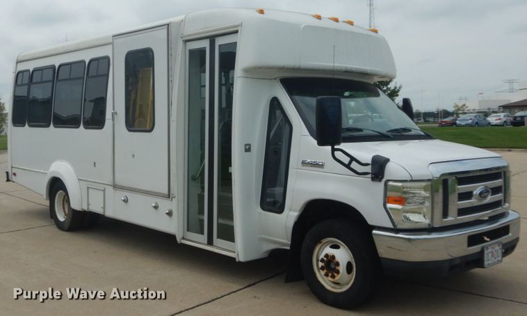 image for item GV9211 2009 Ford Econoline E450 Super Duty  shuttle bus