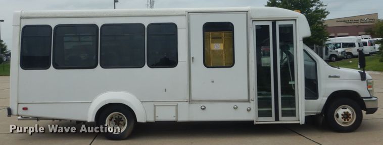 image for item GV9211 2009 Ford Econoline E450 Super Duty  shuttle bus