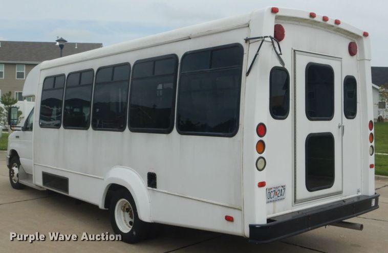 image for item GV9211 2009 Ford Econoline E450 Super Duty  shuttle bus