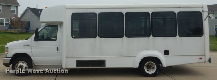 image for item GV9211 2009 Ford Econoline E450 Super Duty  shuttle bus