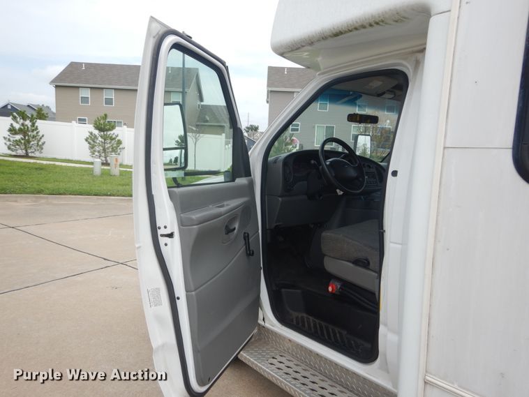 image for item GV9211 2009 Ford Econoline E450 Super Duty  shuttle bus
