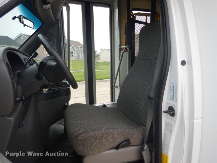 image for item GV9211 2009 Ford Econoline E450 Super Duty  shuttle bus