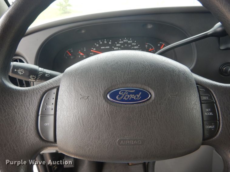 image for item GV9211 2009 Ford Econoline E450 Super Duty  shuttle bus