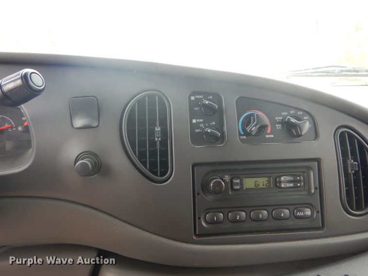 image for item GV9211 2009 Ford Econoline E450 Super Duty  shuttle bus